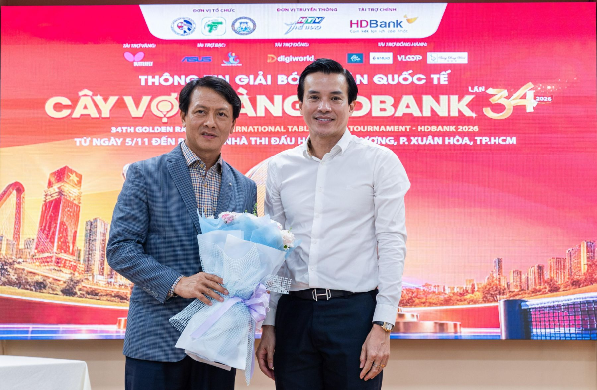 Ông Nguyễn Nam Nhân, Phó Giám đốc Sở Văn hóa và Thể thao TP.HCM, trao hoa cho đại diện HDBank – nhà tài trợ kim cương của Giải bóng bàn quốc tế Cây vợt vàng – HDBank lần thứ 34.