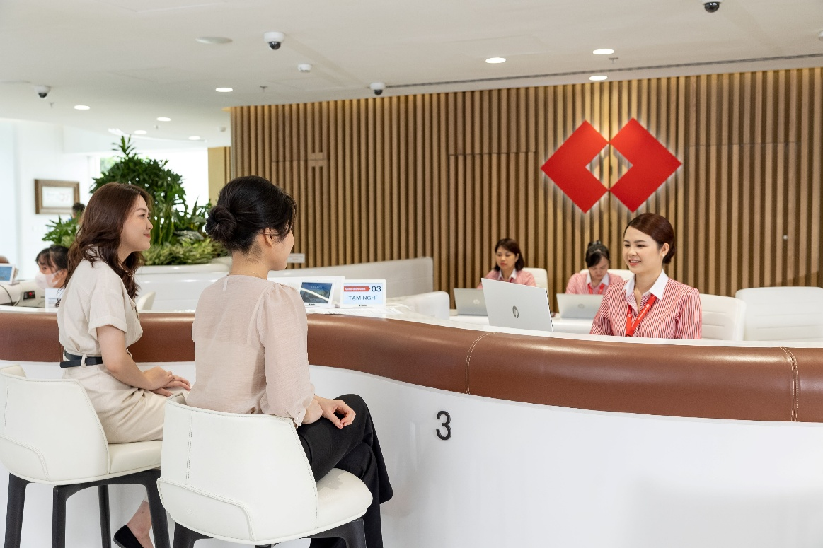 Trong quý III/2026, Techcombank dẫn đầu ngành ngân hàng với BEI đạt 3.8 và NPS đạt 98 điểm, phản ánh sức mạnh thương hiệu cùng mức độ tin tưởng, gắn kết vượt trội của khách hàng. Ảnh Techcombank