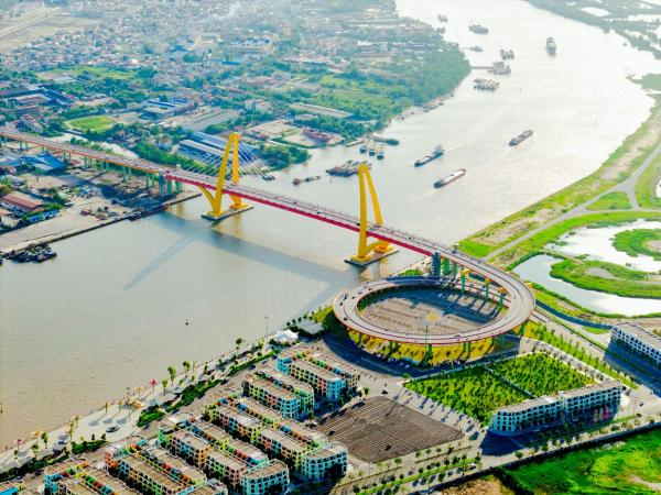 Chỉ sau 5 phút di chuyển qua cầu Hoàng Gia, cư dân Hải Phòng và du khách đã có thể trải nghiệm thiên đường nghỉ dưỡng, giải trí, mua sắm trên đảo Vũ Yên.