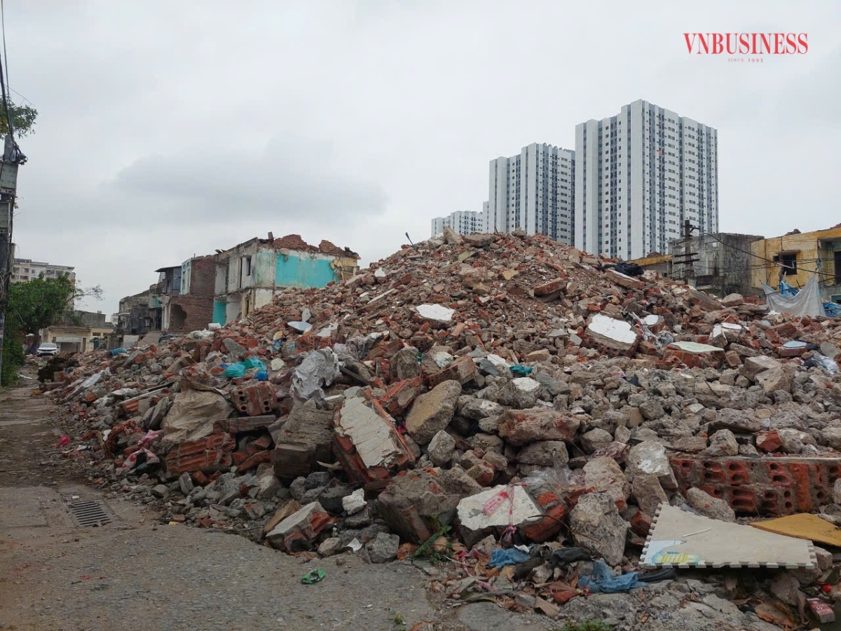 Chất thải rắn xây dựng từ phá dỡ các chung cư cũ nguy hiểm trên địa bàn phường Ngô Quyền đang gặp nhiều khó khăn về nơi tập kết và xử lý.