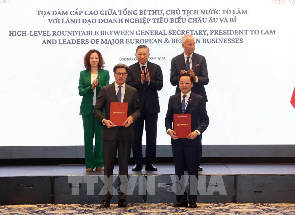 Tổng Bí thư, Chủ tịch nước Tô Lâm chứng kiến trao thoả thuận hợp tác giữa các Bộ, địa phương, tổ chức, doanh nghiệp. Ảnh. TTXVN