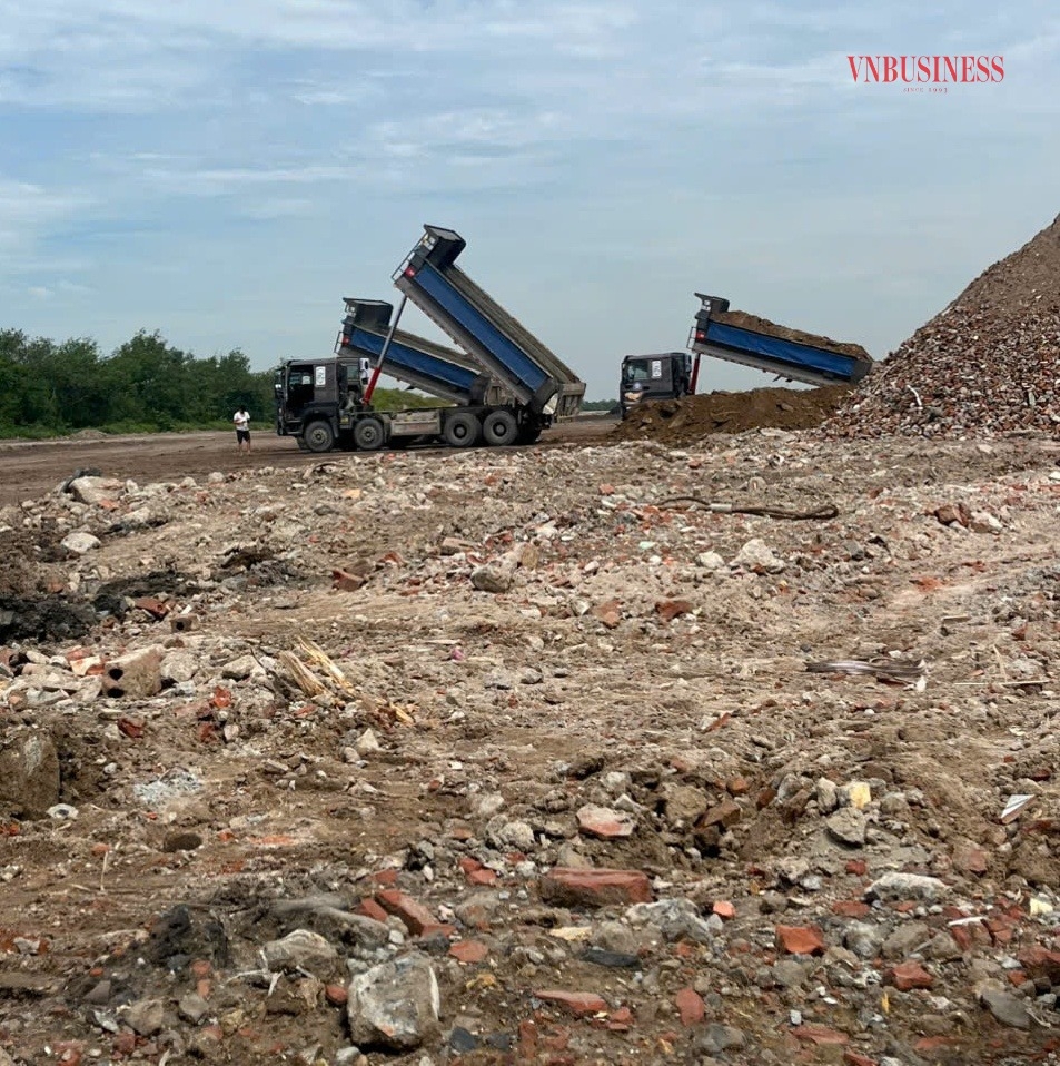 Công ty TNHH Thương mại Dịch vụ Kinh doanh Sản xuất Đại Phát đang thực hiện tái chế phế thải phá dỡ công trình thành vật liệu san lấp tại mặt bằng Dự án Khu đô thị và dịch vụ Tràng Cát .