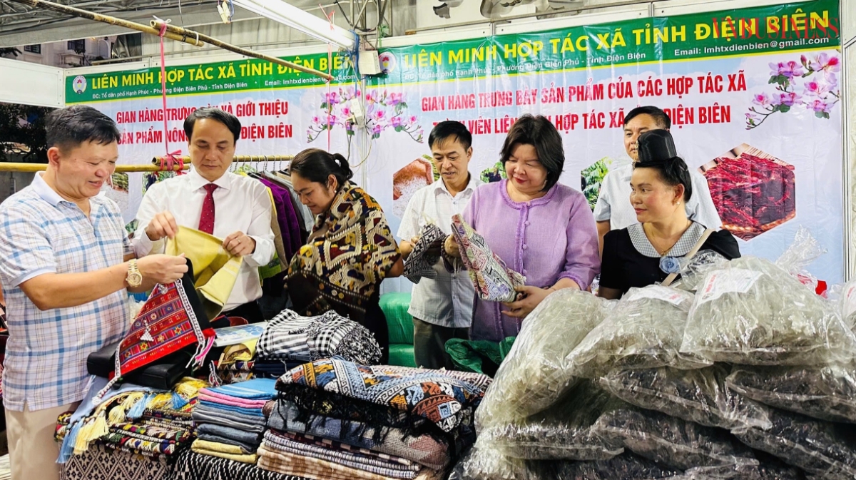 Lãnh đạo Liên minh HTX Việt Nam và các đại biểu tìm hiểu sản phẩm đặc trưng của HTX tỉnh Điện Biên trưng bày tại hội chợ.