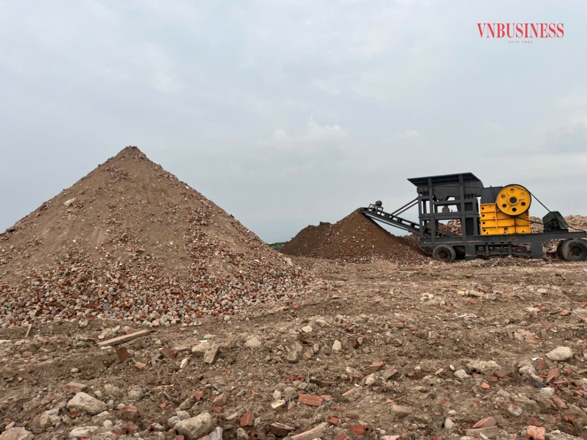 Chất thải rắn xây dựng như gạch, ngói, bê tông... đang được công ty Đại Phát nghiền ra để trở thành vật liệu san lấp tại chỗ.