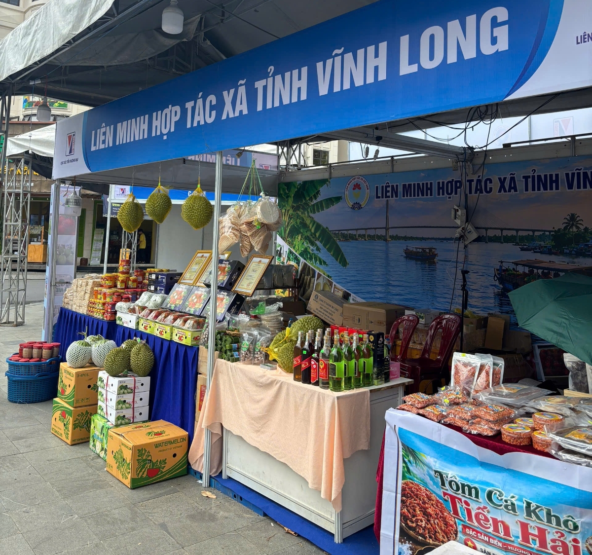 Các gian hàng đã sẵn sàng đón khách tham quan.