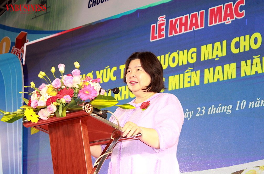 Bà Cao Xuân Thu Vân, Chủ tịch Liên minh Hợp tác xã Việt Nam, phát biểu khai mạc Hội chợ Xúc tiến thương mại cho các hợp tác xã khu vực miền Nam năm 2026, tối 23/10 tại TP.HCM.
