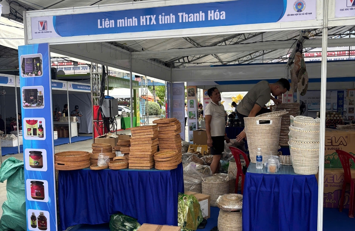Các gian hàng đã sẵn sàng đón khách tham quan.