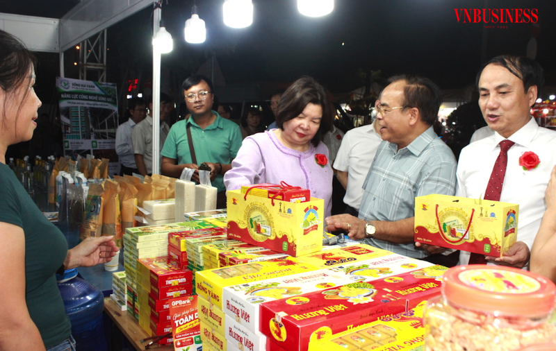 Các đại biểu tham quan gian hàng, tìm hiểu cơ hội kết nối giao thương và mở rộng thị trường cho sản phẩm HTX.