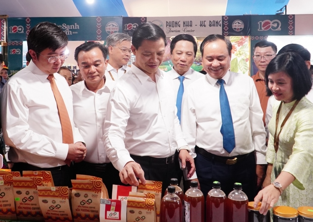 Lãnh đạo tỉnh Quảng Trị, lãnh đạo bộ ngành Trung ương tham quan các gian hàng và thưởng thức hương vị cà phê Khe Sanh.