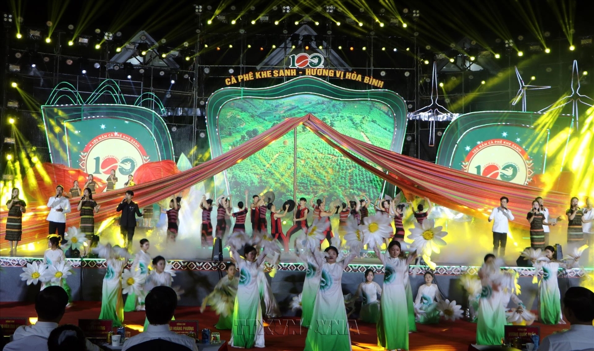 Lễ khai mạc bắt đầu bằng chương trình biểu diễn nghệ thuật chủ đề "Cà phê Khe Sanh - Hương vị hòa bình".