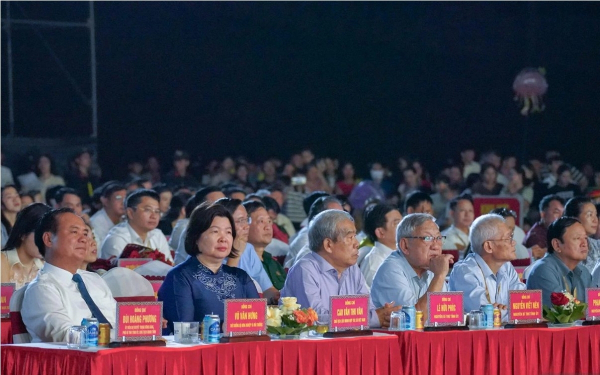 Chủ tịch Liên minh HTX Việt Nam Cao Xuân Thu Vân (áo dài xanh) cùng các đồng chí lãnh đạo tham dự Lễ khai mạc các hoạt động “ Theo dấu chân 100 năm cafe Khe Sanh “