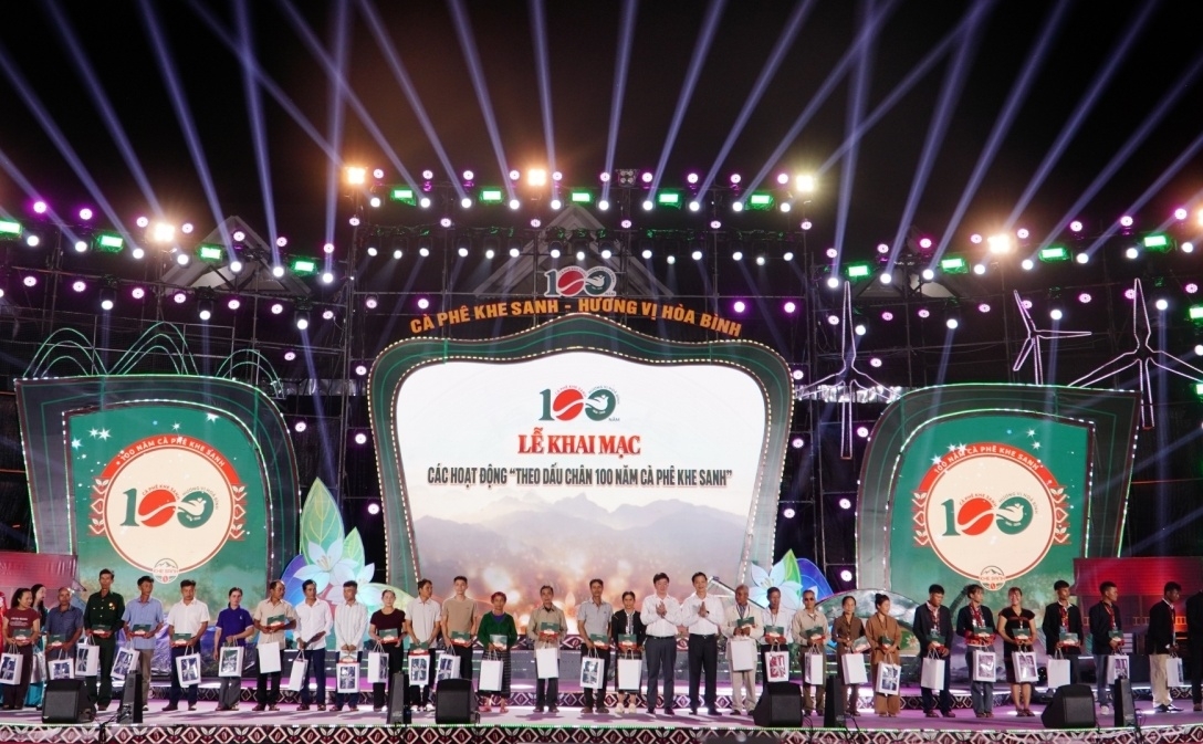 Lãnh đạo tỉnh Quảng Trị trao quà tặng gia đình chính sách, hộ nghèo.