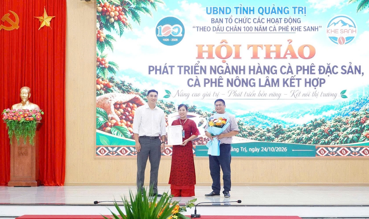 Đại diện Hợp tác xã Nông sản Khe Sanh, tỉnh Quảng Trị, nhận nhãn dấu chân carbon cho sản phẩm cà phê nhân.