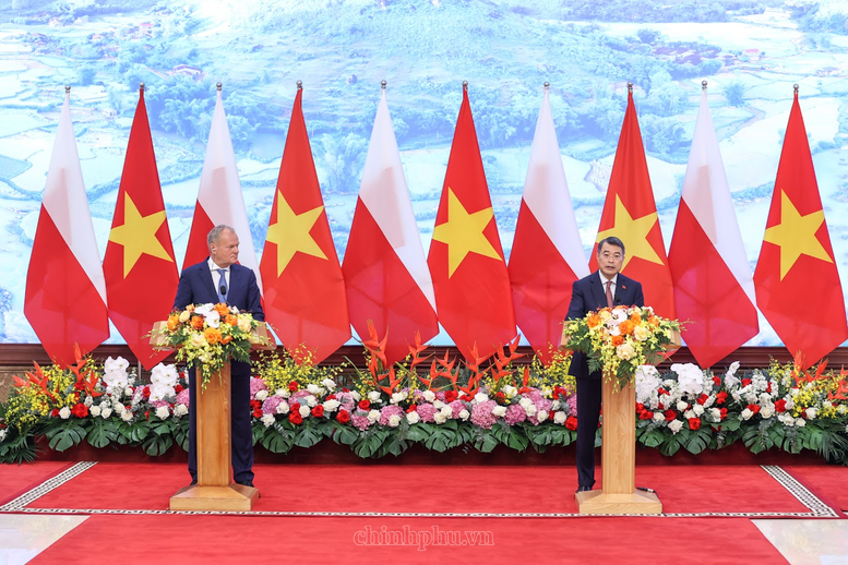 Thủ tướng Lê Minh Hưng và Thủ tướng Cộng hòa Ba Lan Donald Tusk gặp gỡ báo chí thông báo kết quả hội đàm. Ảnh: chinhphu.vn