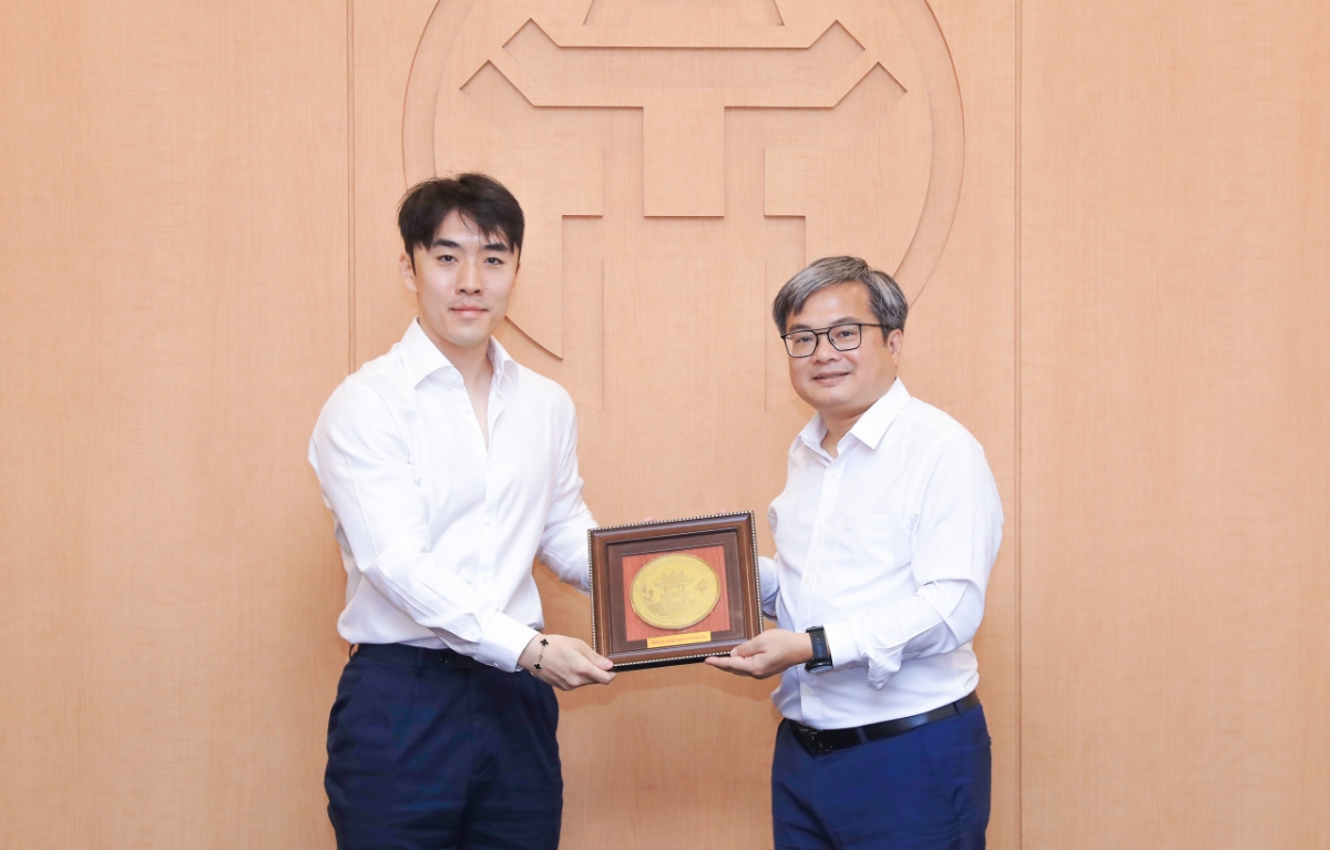 Phó Chủ tịch UBND TP Hà Nội Trương Việt Dũng tặng quà lưu niệm ông Trương Anh Phàm, Tổng Giám đốc Công ty Du lịch Quảng Vụ.