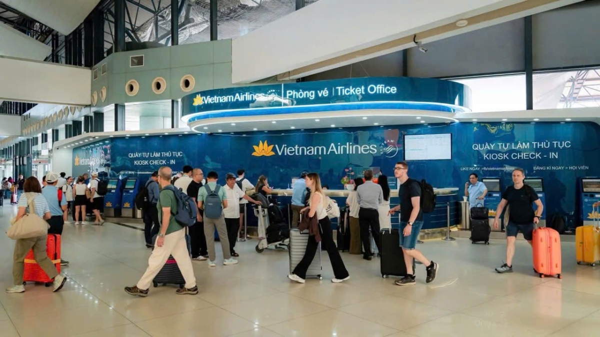 Khách bay làm thủ tục check-in tại Nội Bài.