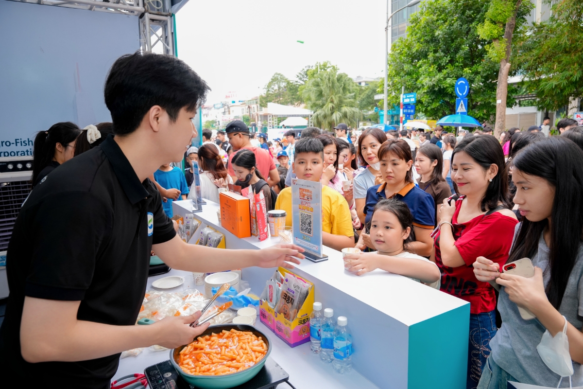 Hương vị Next K-Food được người tiêu dùng Hà Nội hưởng ứng tại Lễ hội Con đường Văn hóa Hàn Quốc 2026.