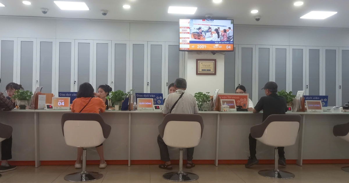 Nghịch lý “sóng ngầm” lãi suất tiết kiệm sau mệnh lệnh hành chính