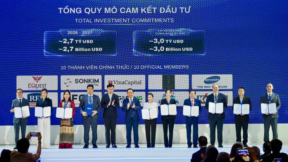 Chủ tịch UBND TP HCM Nguyễn Văn Được và Phó Chủ tịch UBND TP HCM Trương Minh Huy Vũ chúc mừng đại diện 10 thành viên chính thức của VIFC-HCMC.