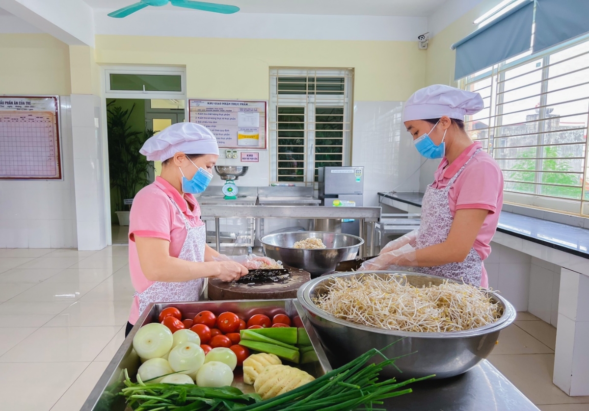 Nhiều doanh nghiệp, HTX "chịu thua" trước yêu cầu cung cấp của các trường học và tập trung bán lẻ hoặc đưa hàng vào siêu thị.