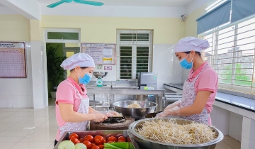 Vì sao thực phẩm sạch khó vào bếp ăn trường học?