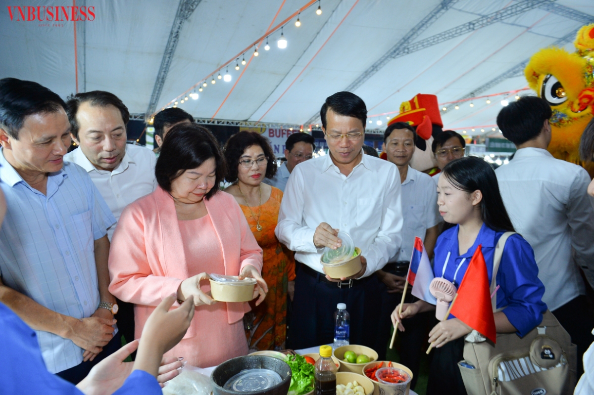 Chủ tịch Liên minh HTX Việt Nam cùng các đại biểu tham quan không gian trưng bày sản phẩm của nước bạn Lào.