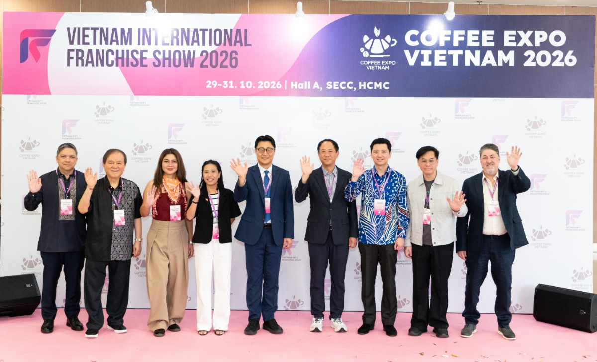 Đại diện ban tổ chức, khách mời và doanh nghiệp tham dự lễ khai mạc VIETFRANCHISE 2026 tại SECC, TP. Hồ Chí Minh, ngày 29/10/2026.