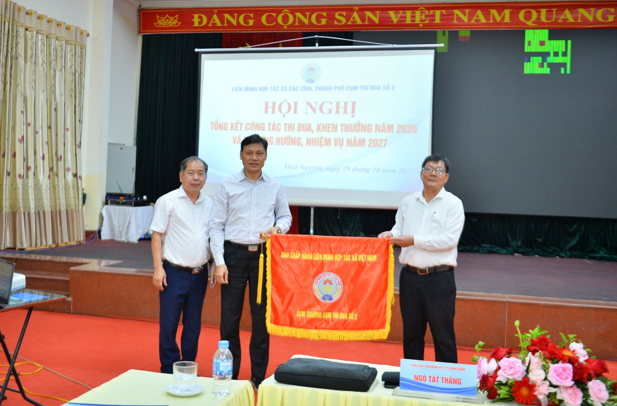 Thay mặt Liên minh HTX Việt Nam, ông Nguyễn Văn Dũng, Chủ tịch Liên minh HTX tỉnh Thái Nguyên, Cụm trưởng Cụm thi đua số 2 đã trao Cờ thi đua của Liên minh HTX Việt Nam cho Liên minh HTX Thành phố Quảng Ninh.