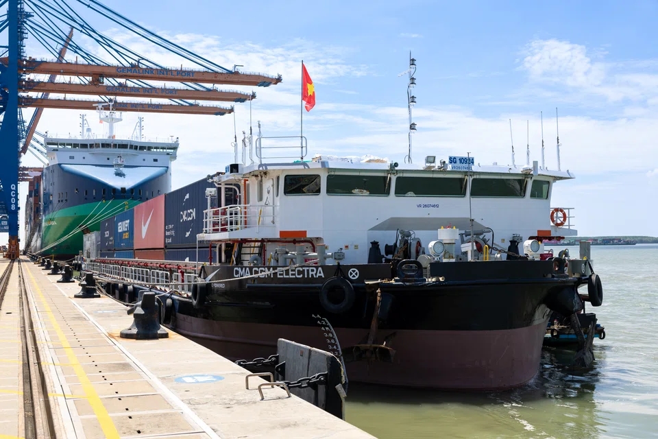 Sà lan container nội địa chạy hoàn toàn bằng điện đầu tiên tại Việt Nam, không phát thải khí nhà kính trực tiếp trong quá trình vận hành. Ảnh: CMA CGM