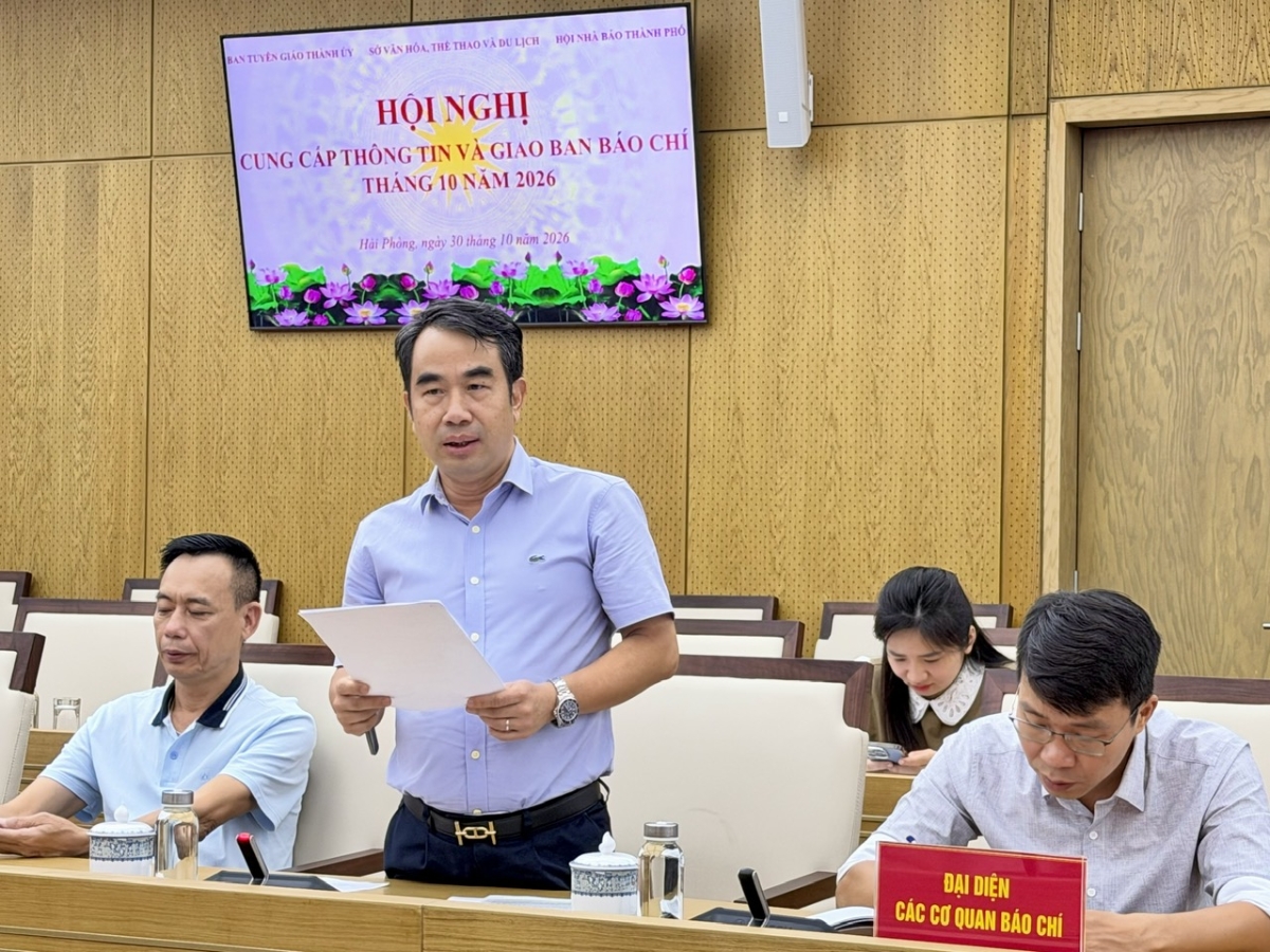 Đại diện lãnh đạo Sở Xây dựng Hải Phòng thông tin về việc bàn giao hệ thống công viên, vườn hoa cho địa phương quản lý từ năm 2027. Ảnh: Vũ Trang