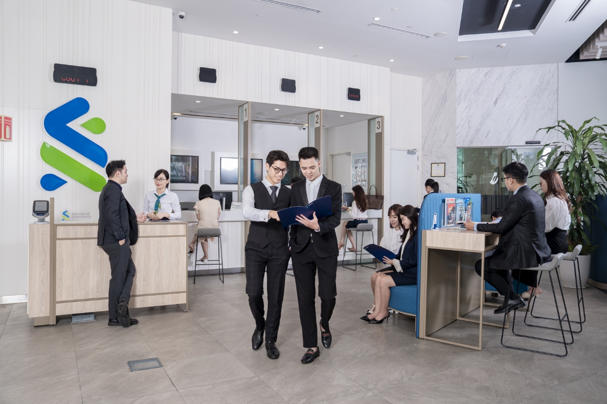Standard Chartered dự báo kinh tế Việt Nam tăng tốc, lãi suất có thể tăng từ cuối 2027.