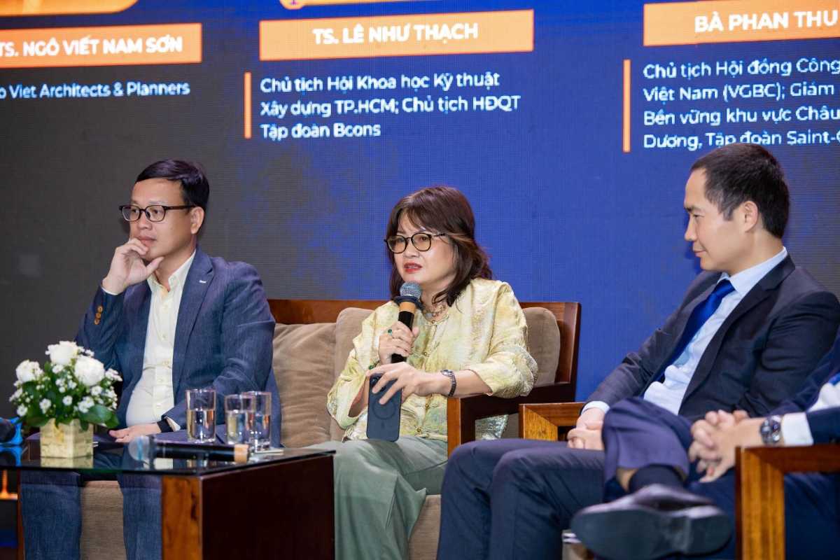 Bà Phan Thu Hằng, Chủ tịch Hội đồng Công trình xanh Việt Nam (VGBC), nhấn mạnh vai trò của công trình xanh và hiệu quả vận hành trong vòng đời dự án.