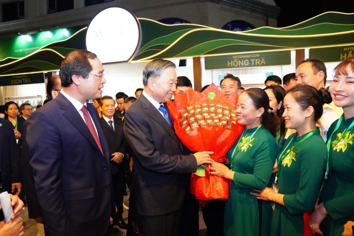 Trước buổi Lễ, Tổng Bí thư, Chủ tịch nước Tô Lâm cùng đoàn đại biểu đã tham quan không gian triển lãm Văn hóa trà tại Quảng trường Võ Nguyên Giáp, tỉnh Thái Nguyên.