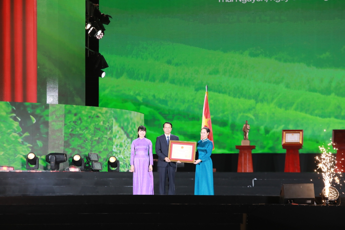 Bộ Văn hóa, Thể thao và Du lịch trao chứng nhận ghi danh “Tri thức trồng và chế biến chè Thái Nguyên” vào Danh mục di sản văn hóa phi vật thể quốc gia.