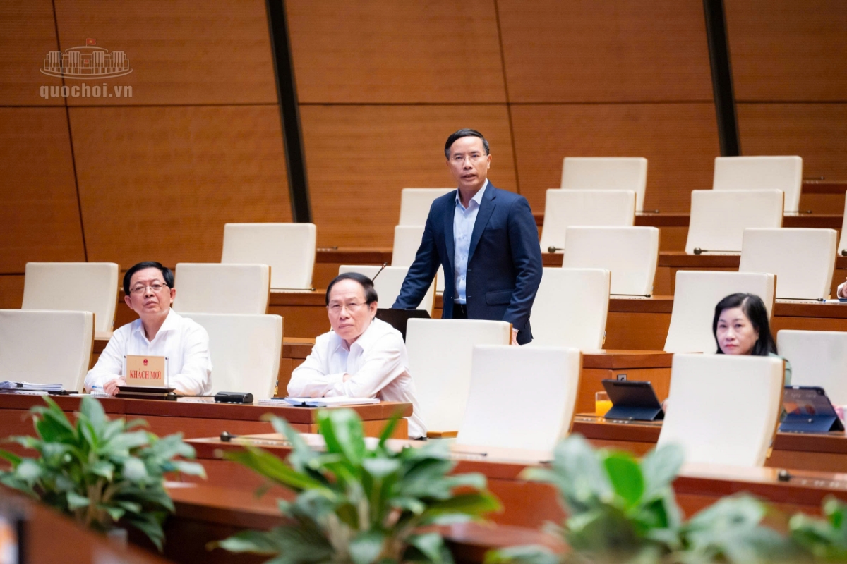 Thống đốc Ngân hàng Nhà nước Việt Nam Phạm Đức Ấn phát biểu làm rõ vấn đề các đại biểu Quốc hội quan tâm. (Ảnh: Quochoi.vn)